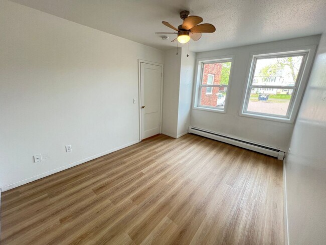 Building Photo - 1 Bedroom Apartment AVAILABLE JUNE!!!