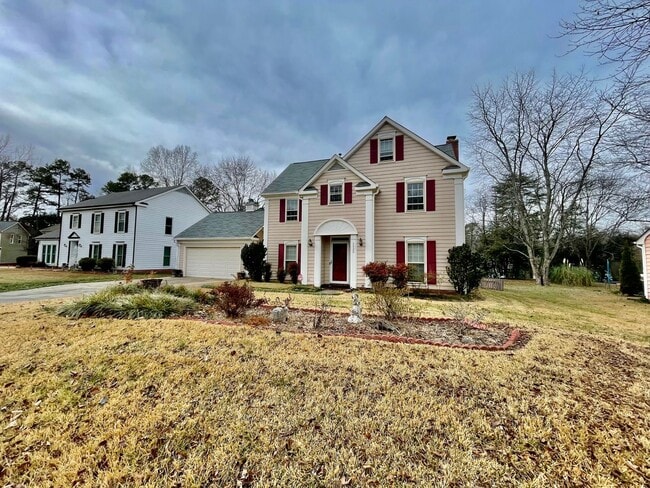 Building Photo - Welcome to this beautiful 5-bedroom, 2.5 bathroom home located in the vibrant city of Charlotte, NC