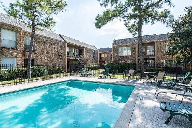 Building Photo - 3303 W Greenridge Dr