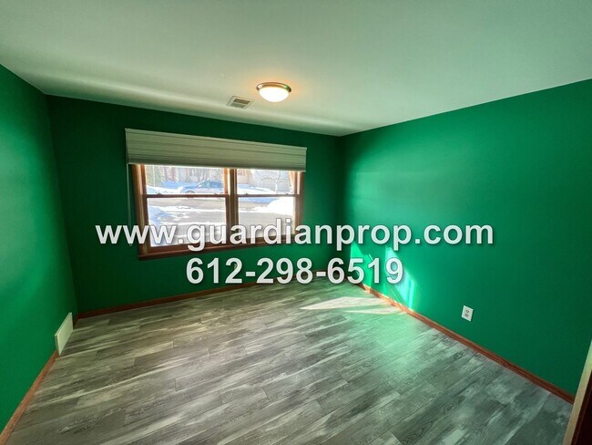 Building Photo - 706 Roma Ave W
