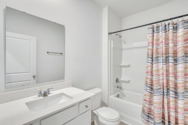 Building Photo - 4 BEDROOMS & FENCED YARD!