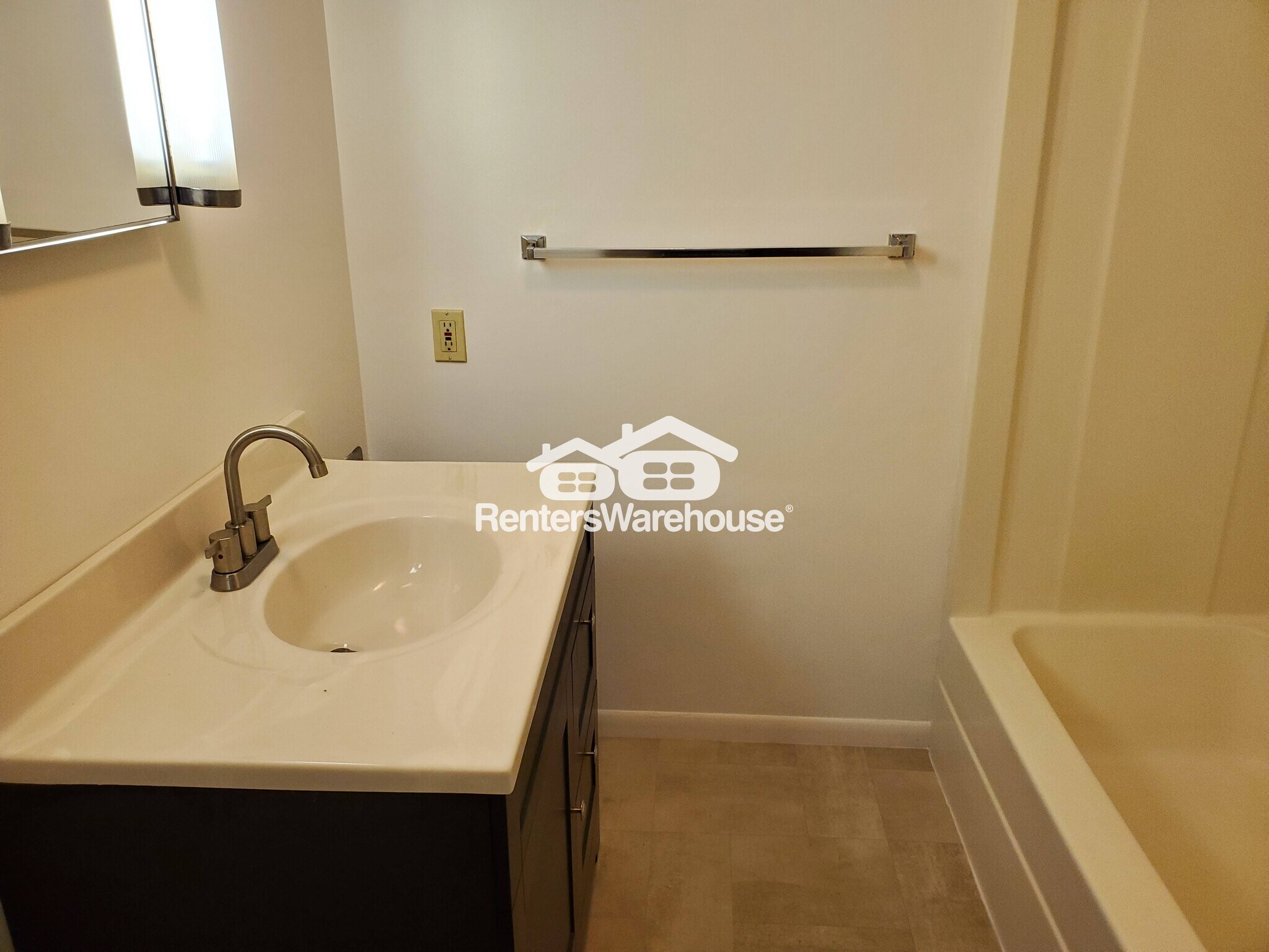 Building Photo - 109 4th Ave SE