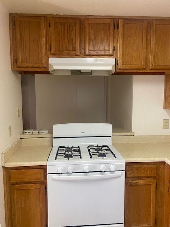 Building Photo - COMING SOON!! 3 BEDROOM / 2 BATHROOM Apartment in Cathedral City