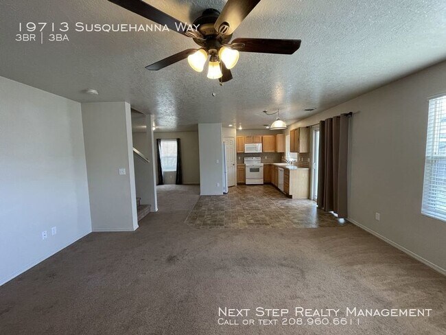 Building Photo - 3 Bed 2.5 Bath Home
