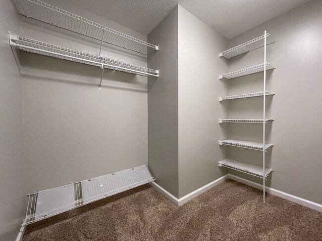 Building Photo - Immaculate and Move In Ready on Newport!