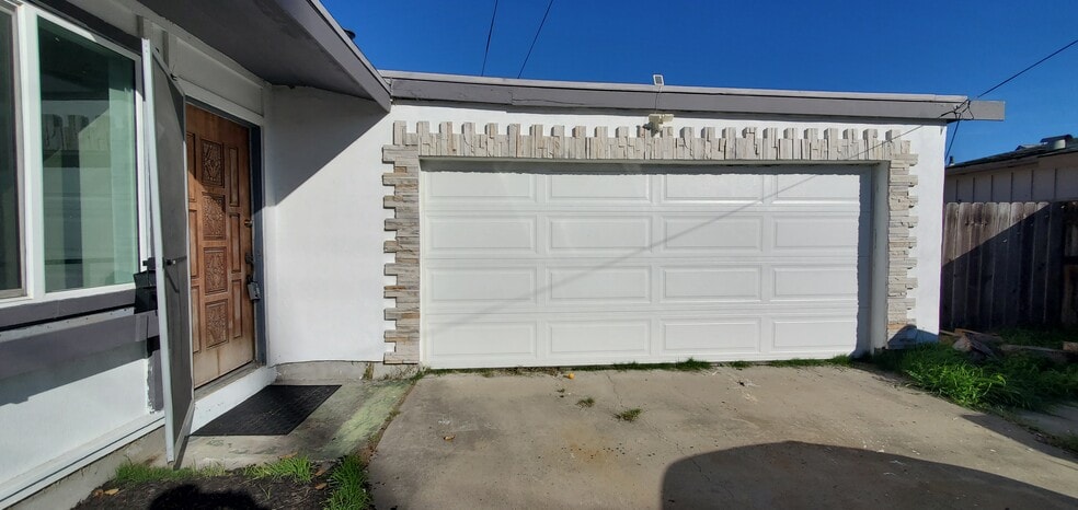 Building Photo - 3822 Conrad Ave