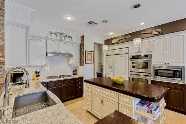 Building Photo - 724 Pinnacle Heights