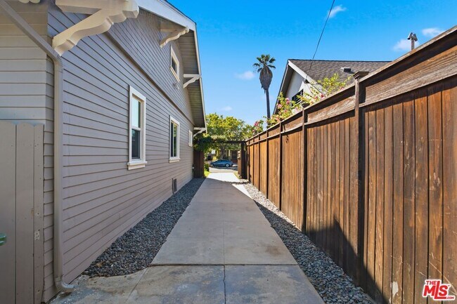 Building Photo - 2640 S Hobart Blvd