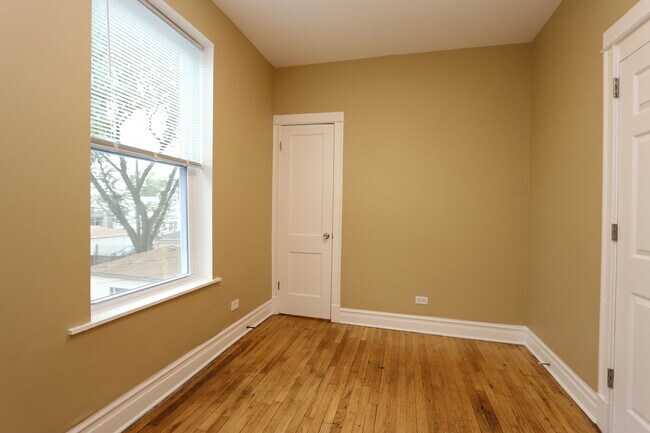 Building Photo - 934 N Lamon Ave