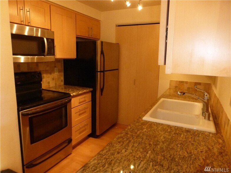 Building Photo - 6970 California Ave SW #B404