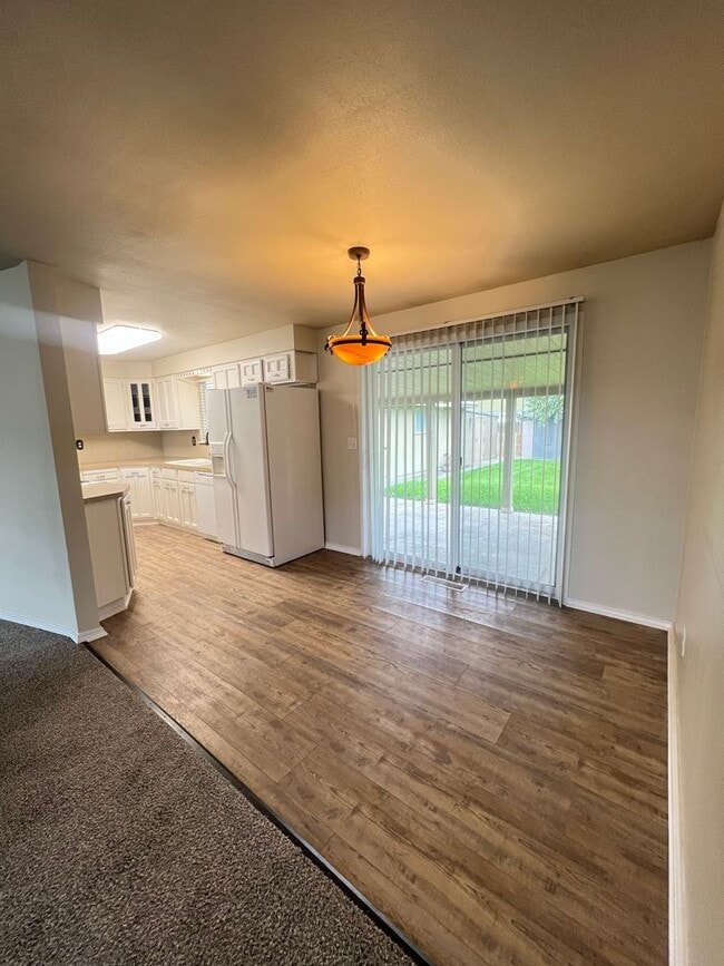 Building Photo - 3 Bedroom home in desirable neighborhood!