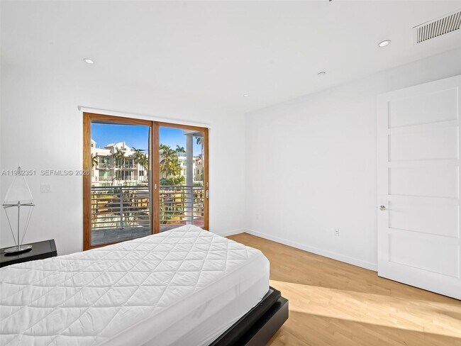 Building Photo - 450 Victoria Terrace