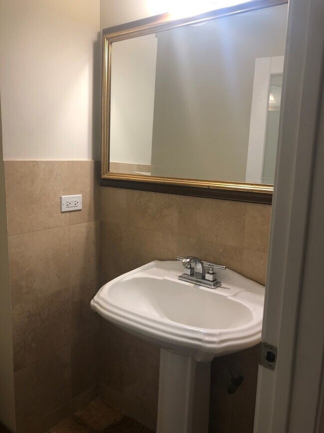 Building Photo - 1533 W Hollywood Ave