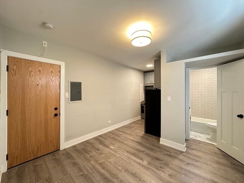 Building Photo - 510 W Belmont Ave