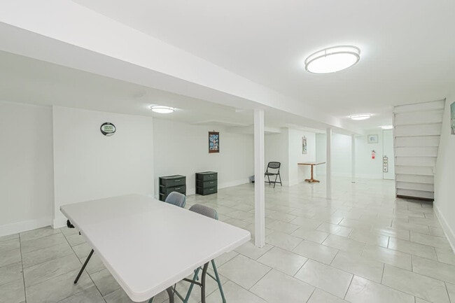 Building Photo - 479 Putnam Ave