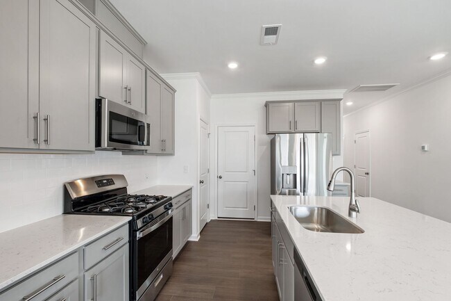 Building Photo - Spacious End-Unit 3-Bedroom Townhome in Pr...