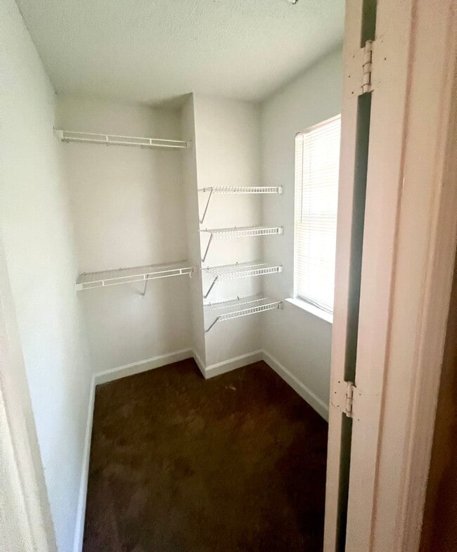 Building Photo - 824 Northwood Dr