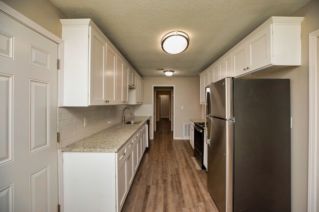 Building Photo - ** 4 Bed 2 Bath located in Ridgefield **Call 334-366-9198 to schedule a self tour