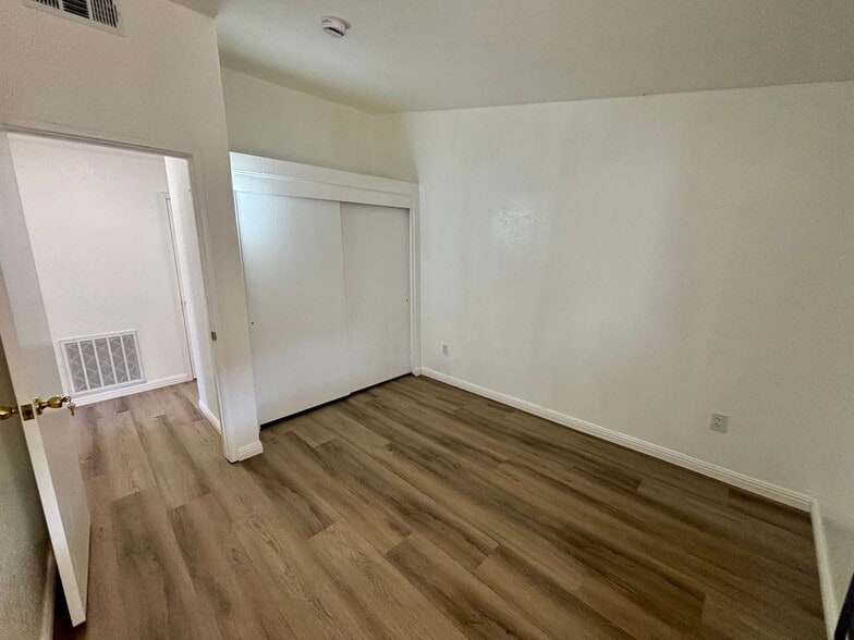 Building Photo - 8842 Mentone Pl