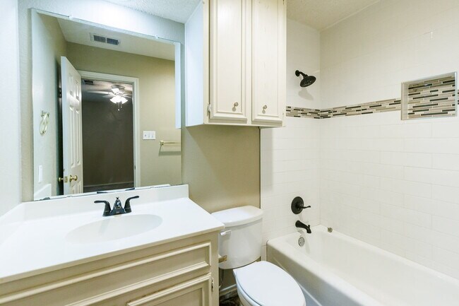 Building Photo - Welcome to this Spacious 2-Bedroom Home!