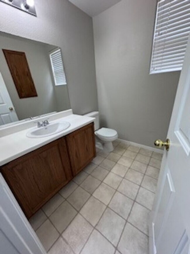 Building Photo - 3Bed/2.5Bath/2Car Residence located in North Las Vegas gated community!