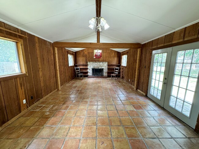 Primary Photo - 216 Shadywood St