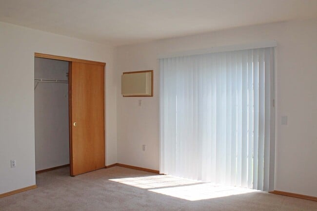 Building Photo - Two Bedroom Townhouse with Private Entranc...