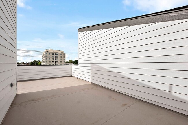 Building Photo - Luxury Townhome - 3 Bed 3.5 Bath at Overlo...