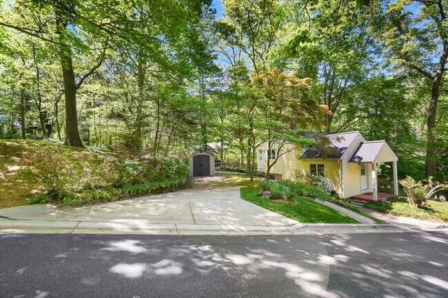 Building Photo - 3 Bed 1.5 Bath - Takoma Park Cottage - Mov...