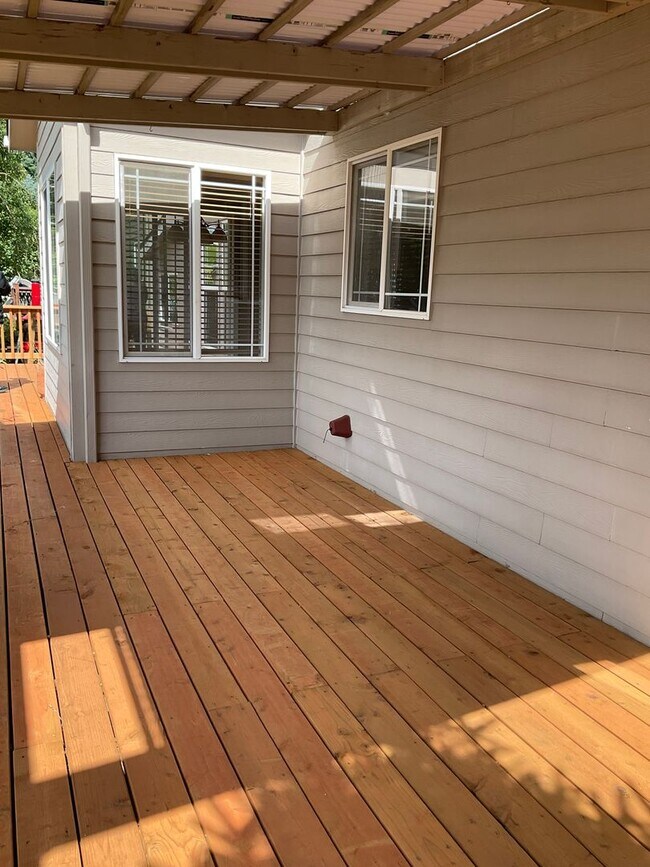 Building Photo - Beautiful House in Desirable South Gateway...