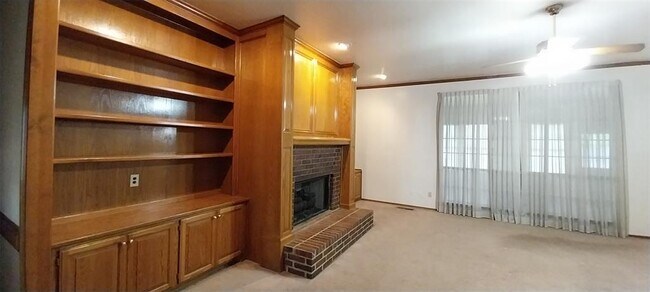 Building Photo - 441 Cactus Rd