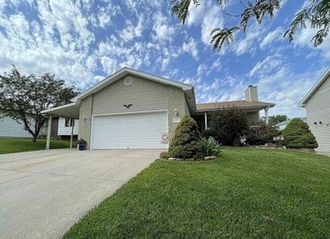 Building Photo - *Move in Ready* West Lincoln Home For Rent