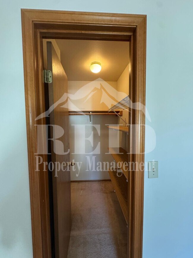 Building Photo - 979 NW Calypso Cir