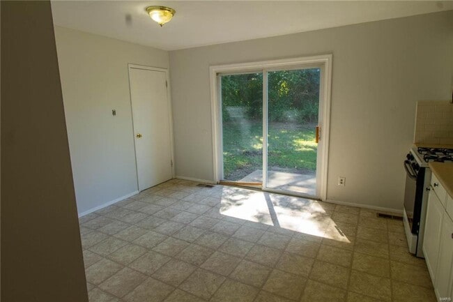 Building Photo - Spacious 3 bedroom 1.5 bath ranch