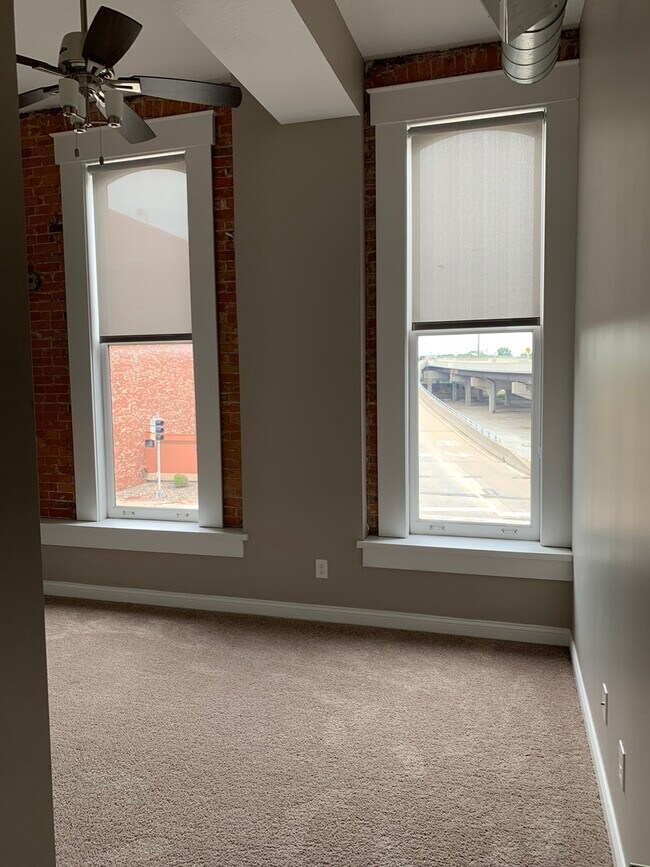 Building Photo - 1534 River Dr