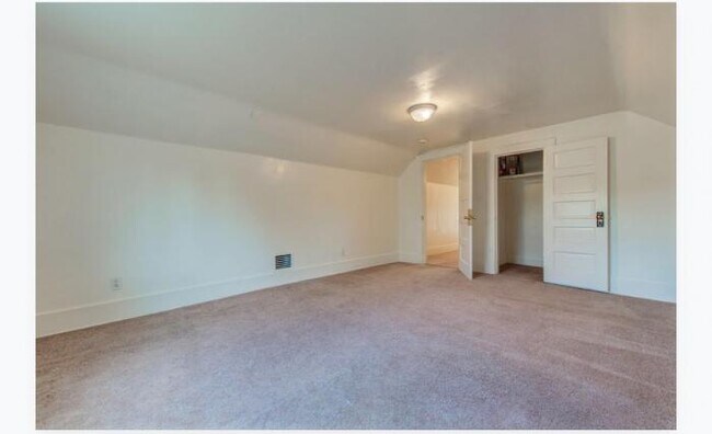 Building Photo - 8 bedroom in Seattle WA 98105