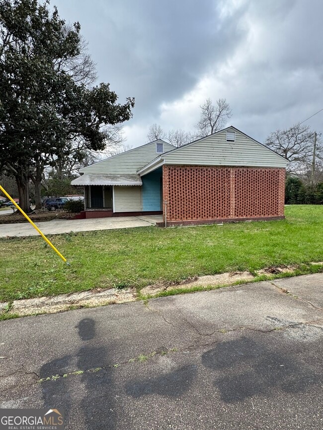 Building Photo - 201 Meadowdale Dr