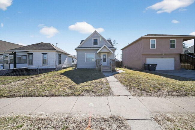Building Photo - 2117 6th Ave