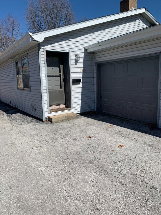 Building Photo - 3353 E Sunset St