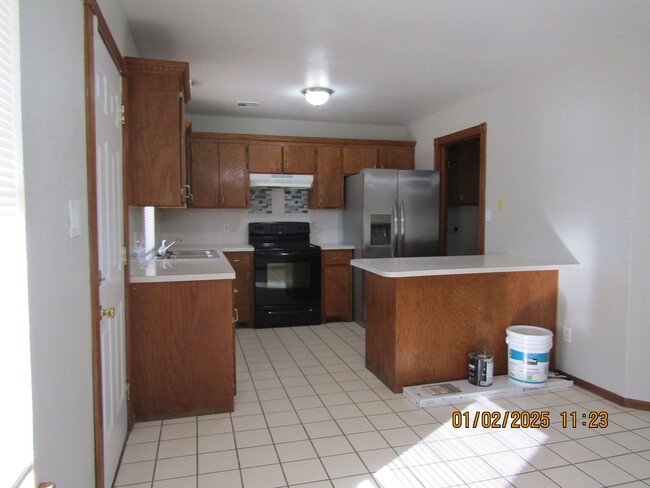 Building Photo - Freshly Painted/New Flooring Home!! No Pets!