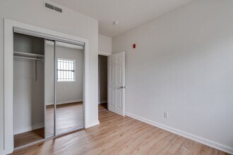 Building Photo - Newly Renovated Temple Apartments