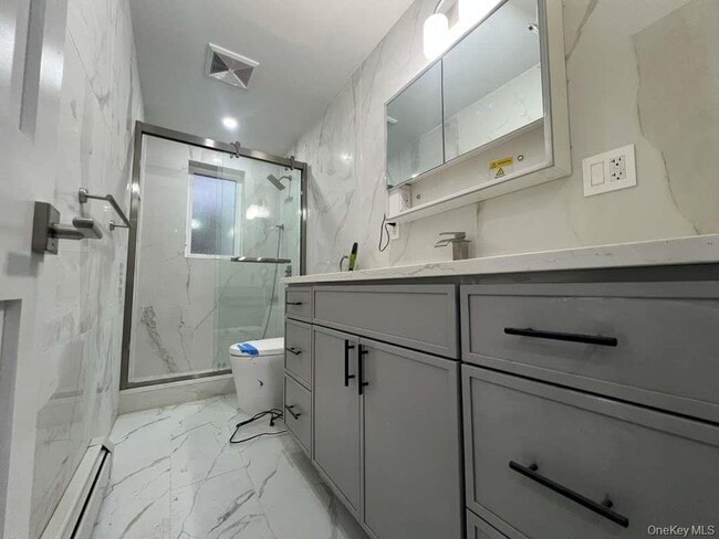 Building Photo - 61-14 Cloverdale Blvd