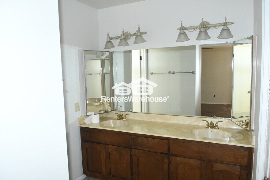 Building Photo - 10700 E Hope Dr