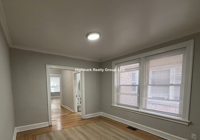 Building Photo - 6304 N Oakley Ave
