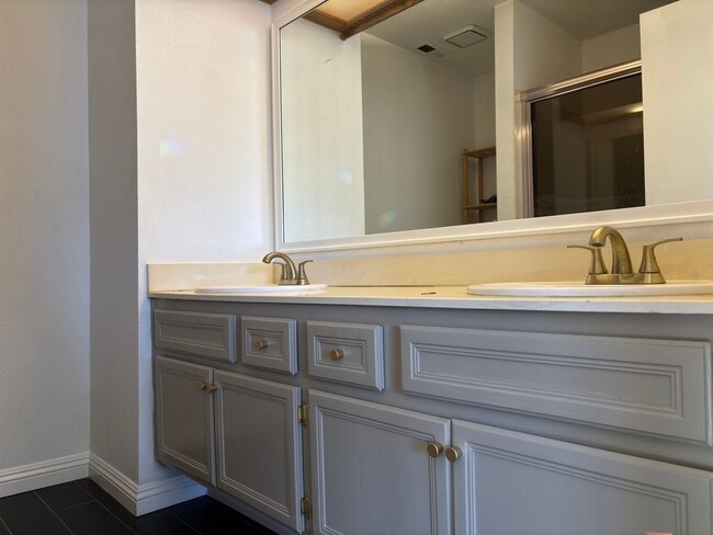 Building Photo - Spacious 3 bedrooms 3 full baths home in C...