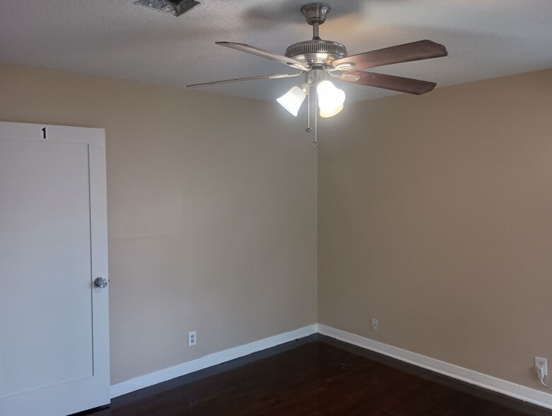 Building Photo - Room in Single Family Home on Brettonwood Dr