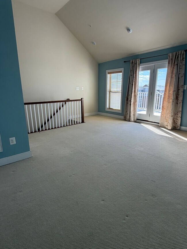 Building Photo - 4 LEVEL TOWNHOUSE WITH 2 CAR GARAGE, WALKING DISTANCE TO DOWNTOWN CROWN