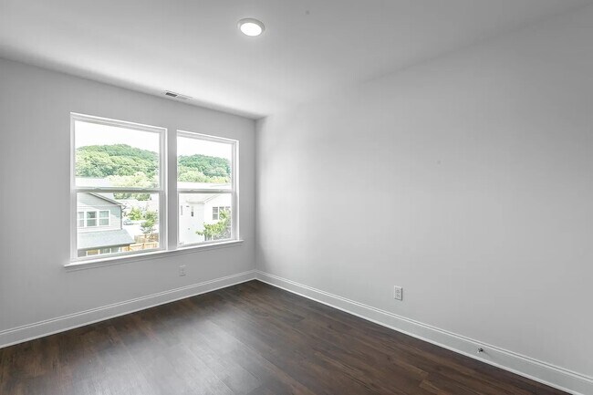 Building Photo - 5562 Stream Ln