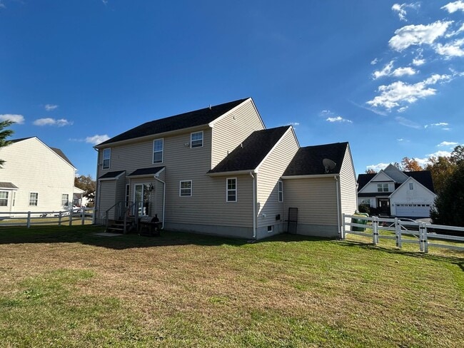 Building Photo - 84 Laks Ct