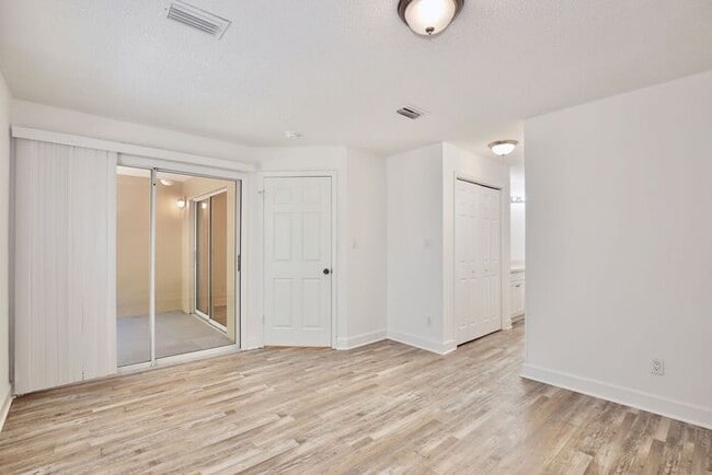 Building Photo - Spacious 3/2 Condo with a Cover Patio Area...